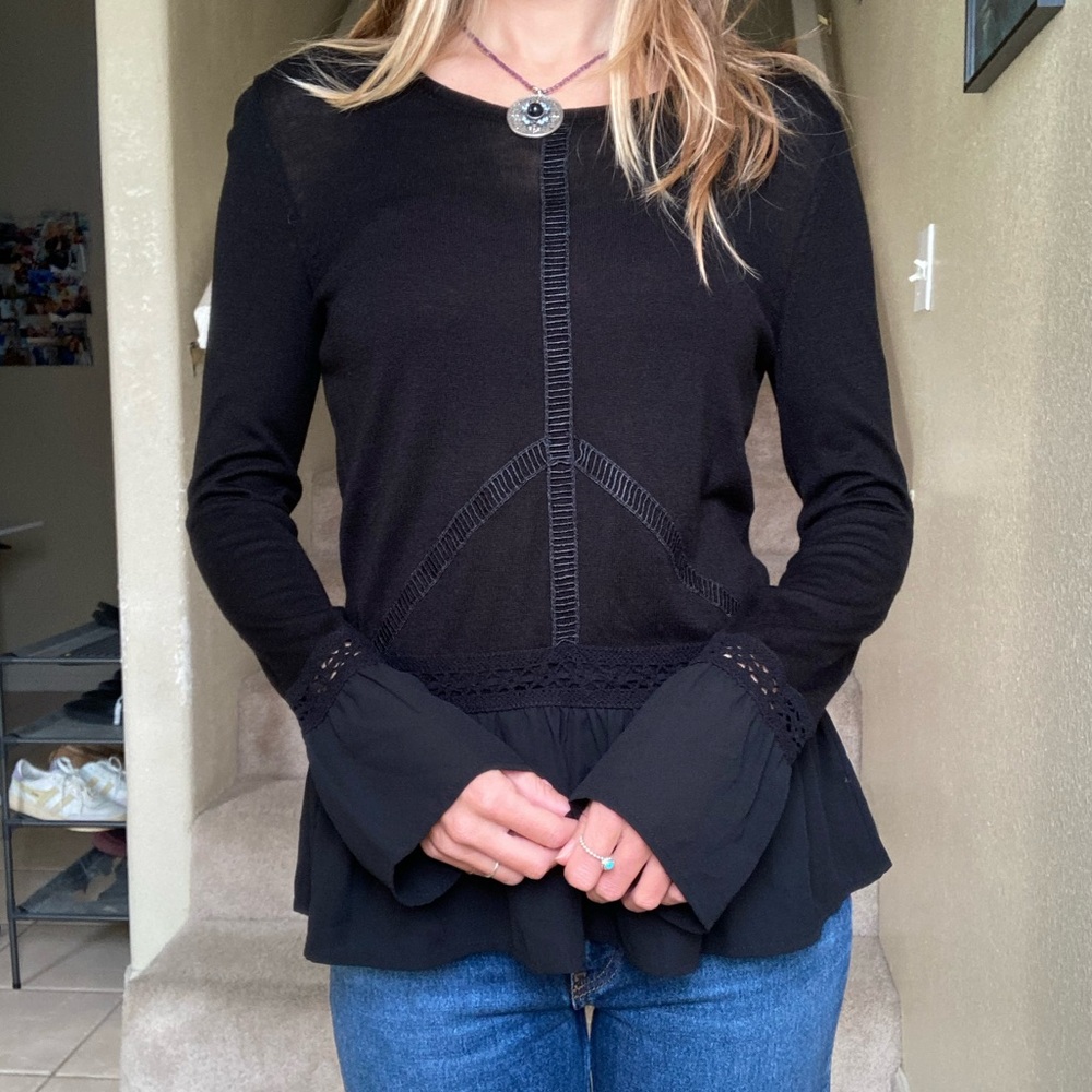 White House Black Market long sleeve ruffle blouse